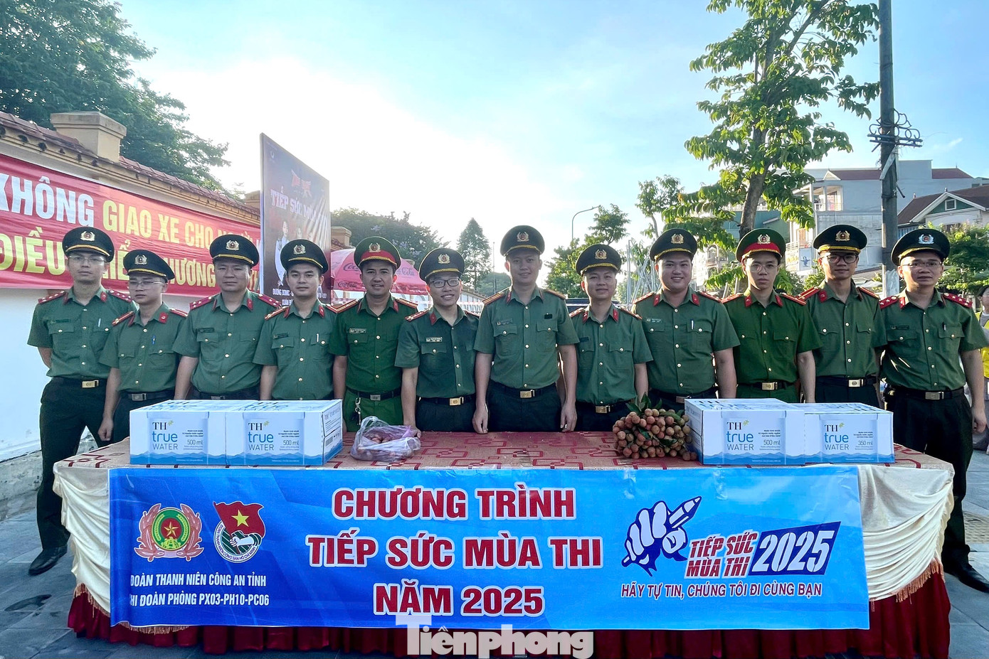 Kỳ thi tốt nghiệp THPT năm 2025 diễn ra trong 2 ngày 26 - 27/6. Năm nay, tỉnh Nghệ An có 40.235 thí sinh đăng ký dự thi tại 72 điểm thi. Đồng hành cùng các thí sinh, Ban thanh niên Công an tỉnh Nghệ An đã triển khai nhiều hoạt động Tiếp sức mùa thi.