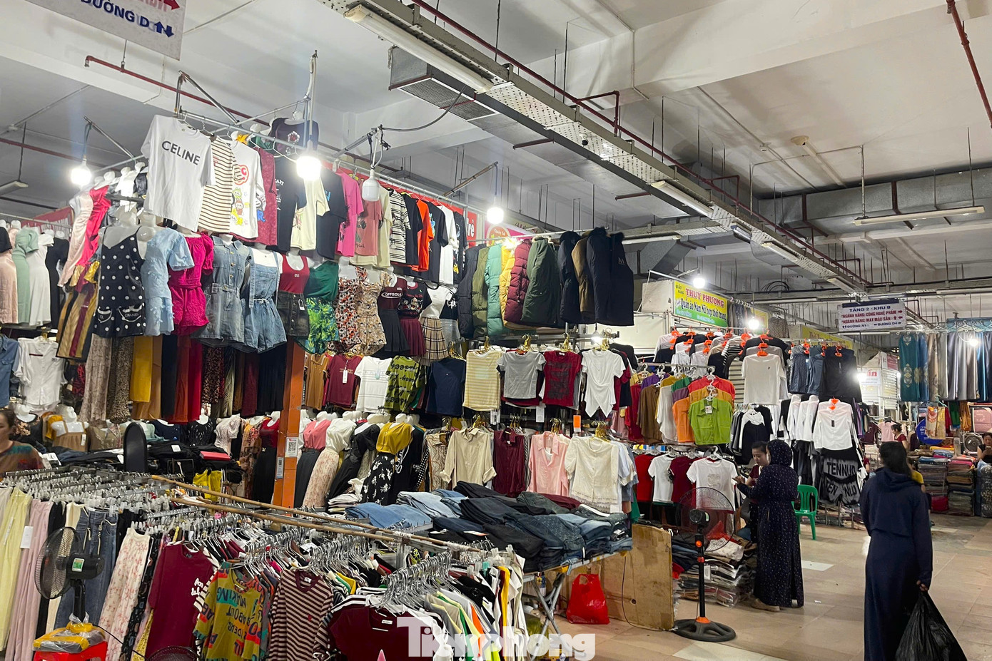 Đại diện Ban quản lý chợ Vinh cho biết, đến nay có khoảng 90% số hộ tại đình chính chợ Vinh đã trở lại kinh doanh. “Ngay khi nắm được tình hình tiểu thương đóng cửa, Ban quản lý đã tăng cường vận động, tuyên truyền người dân mở lại quầy kệ để tránh làm đứt gãy chuỗi cung ứng hàng hóa. Đồng thời, hướng dẫn các hộ chuẩn bị đầy đủ giấy tờ, hóa đơn, niêm yết giá để không bị động nếu có đoàn kiểm tra”, đại diện Ban quản lý chợ Vinh cho hay.