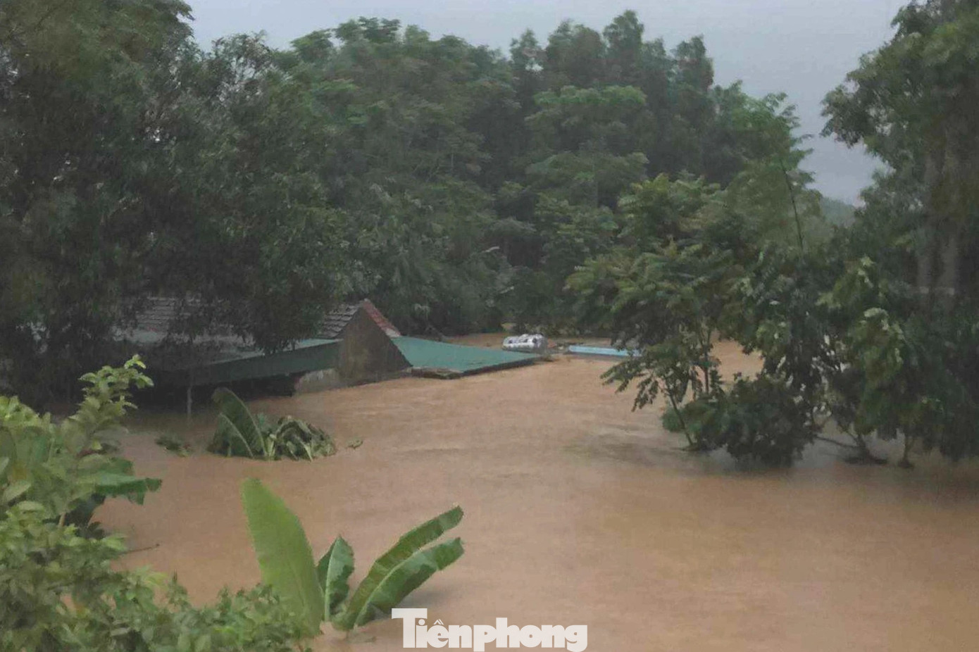 Các khối Tân Hương, khối 3, 4, khối Hòa Hải và một số hộ dân ven sông Hiếu thuộc thị trấn Tân Lạc nước lũ đã dâng lên tận nóc nhà.