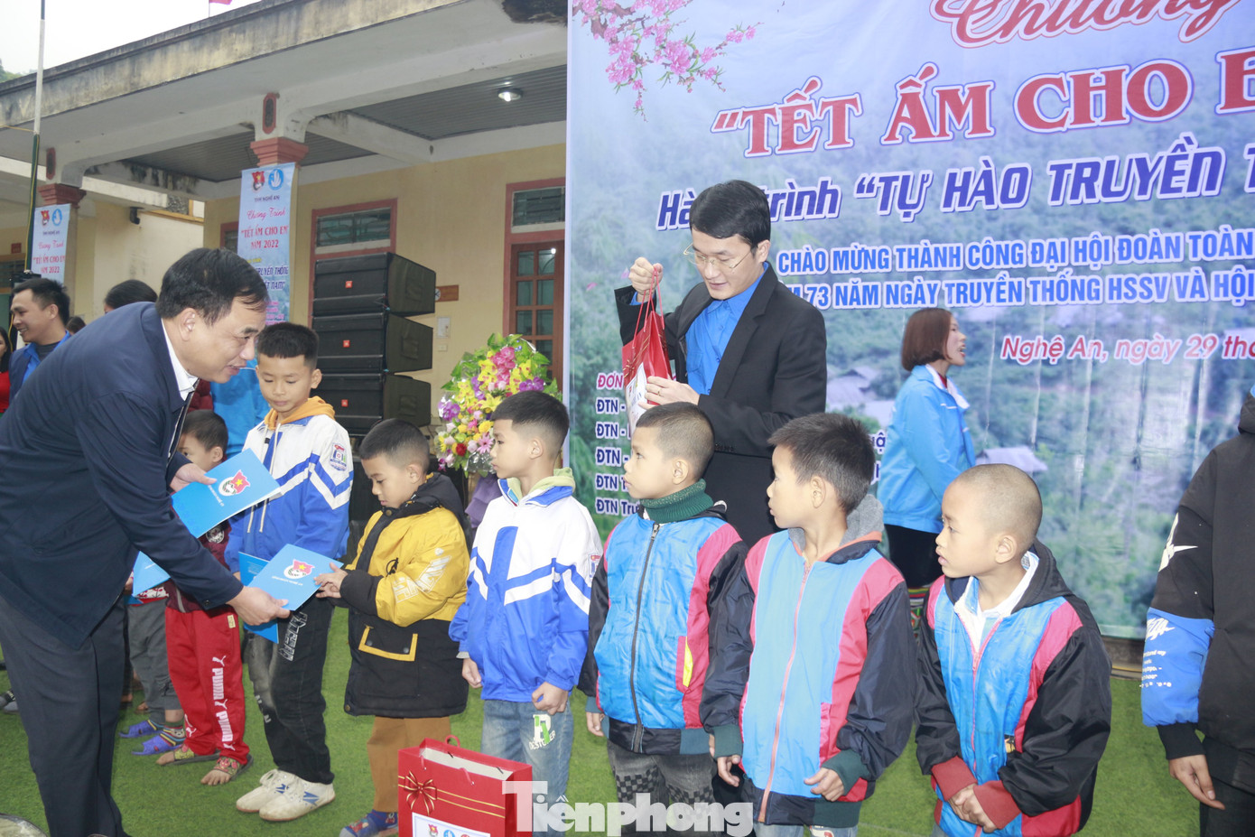 Tặng biển hỗ trợ xây dựng phòng thư viện, 1 bộ máy tính, 300 khăn quàng đỏ tổng trị giá 20 triệu đồng cho trường Tiểu học Châu Cường. Tặng biển hỗ trợ xây dựng phòng thư viện, 1 bộ máy tính, 300 khăn quàng đỏ tổng trị giá 20 triệu đồng cho trường Tiểu học Châu Cường.