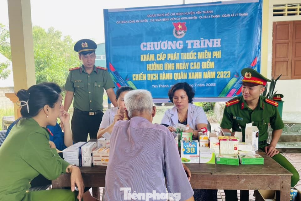 Huyện đoàn phối hợp với Chi đoàn Công an huyện Yên Thành tổ chức cấp, phát thuốc miễn phí cho người dân xã Lý Thành.