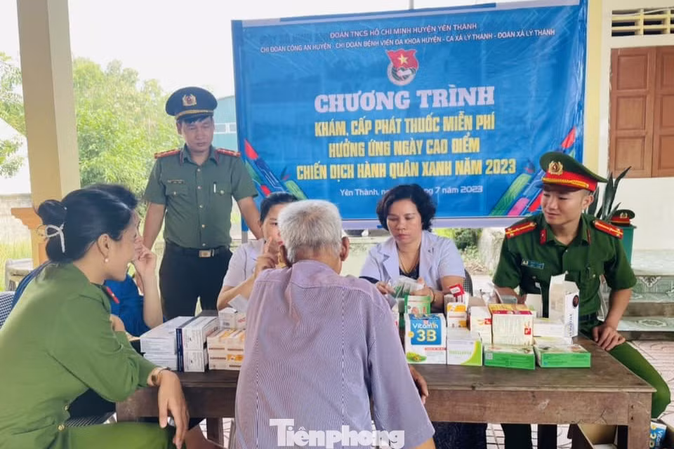 Huyện đoàn phối hợp với Chi đoàn Công an huyện Yên Thành tổ chức cấp, phát thuốc miễn phí cho người dân xã Lý Thành.