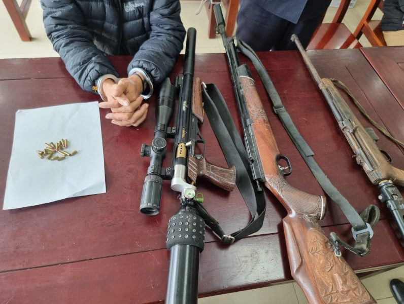 Cơ quan chức năng thu giữ 3 khẩu súng, 15 viên đạn Cơ quan chức năng thu giữ 3 khẩu súng, 15 viên đạn