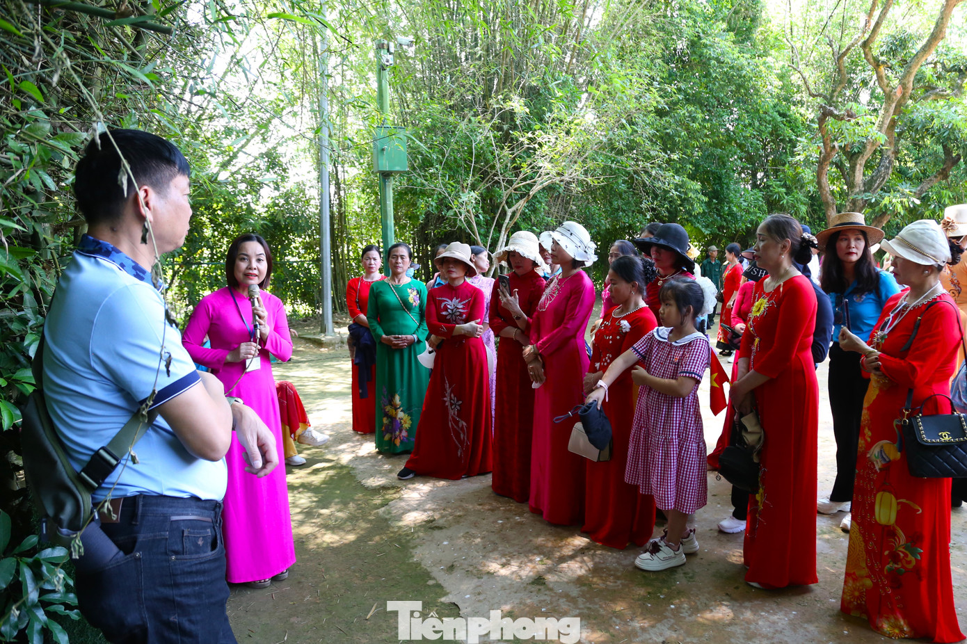Dưới mái nhà tranh quê Bác, bên những hiện vật nhuốm màu thời gian, du khách được nghe những câu chuyện cảm động về thời ấu thơ của Người và càng thêm khâm phục nhân cách vĩ đại của một danh nhân văn hoá thế giới, vị lãnh tụ kính yêu của dân tộc Việt Nam.