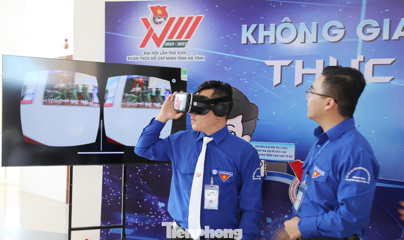 Các đại biểu được trải nghiệm không gian triển lãm thực tế ảo Các đại biểu được trải nghiệm không gian triển lãm thực tế ảo