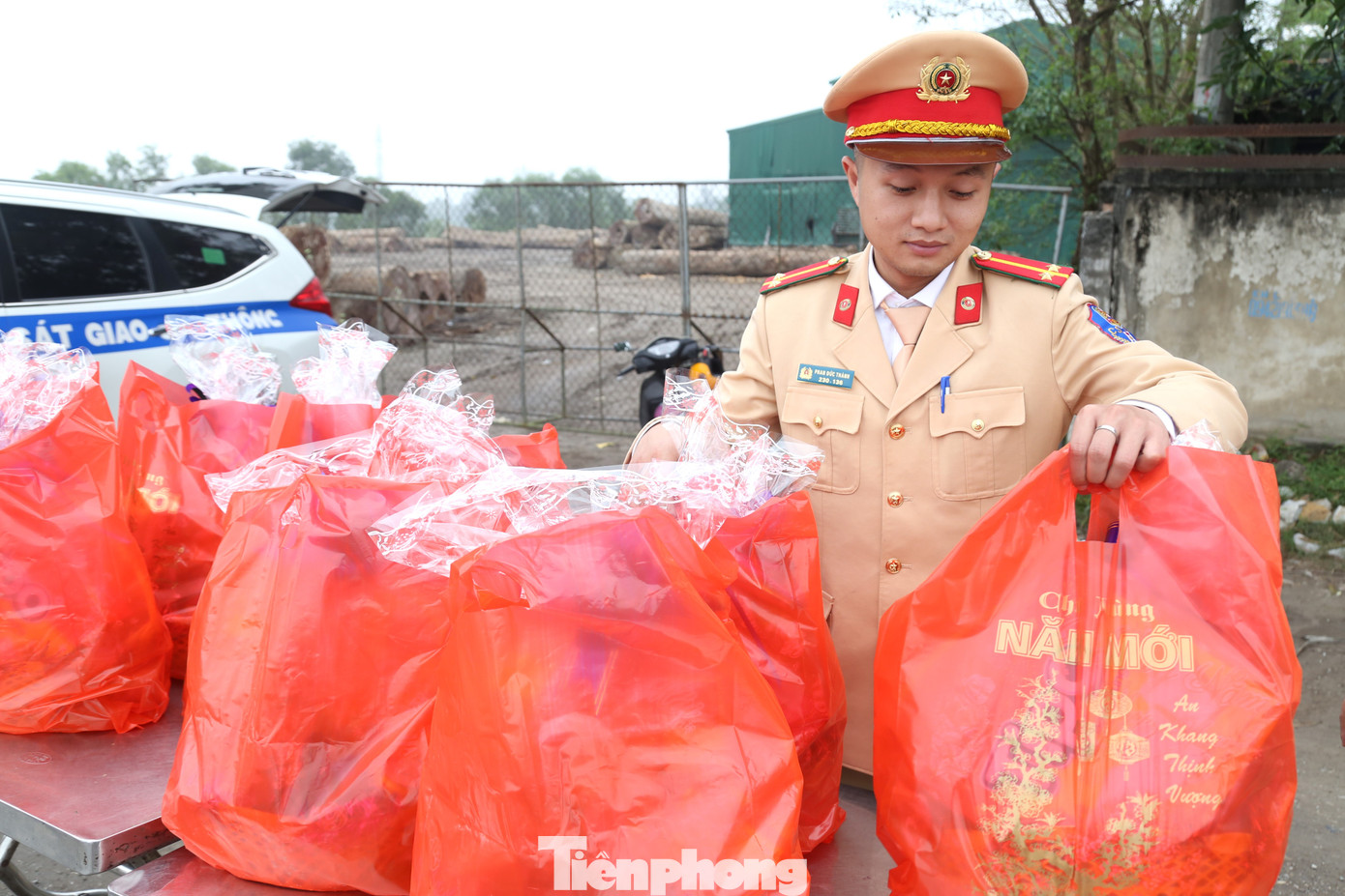 Tại đây, lực lượng CSGT đã chuẩn bị nhiều phần quà để tặng cho người dân đi xe máy về quê ăn Tết. Kinh phí từ nguồn đóng góp của các cán bộ, chiến sĩ trong đơn vị.