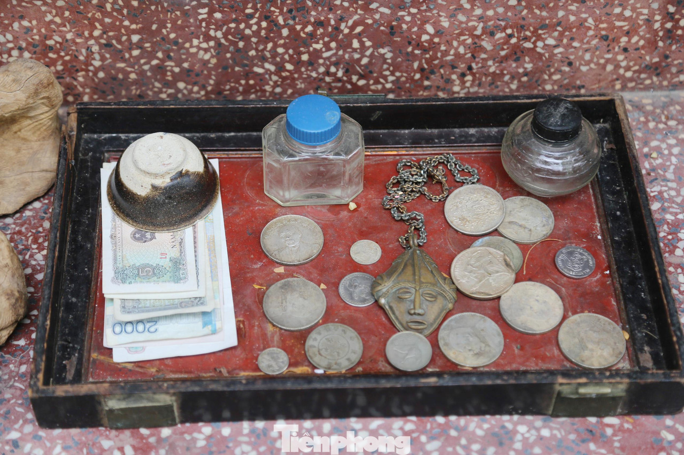 Những đồng tiền xu cổ hay tiền giấy từ thế kỷ trước,...