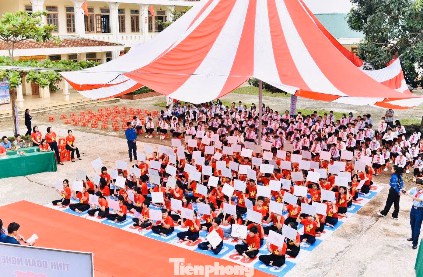 Chuỗi các hoạt động tại ngày hội, gồm: Hội thi truyền thông “Học sinh với văn hoá giao thông” năm 2022 tại trường THPT Thanh Chương 3; Hội thi Rung Chuông vàng “Học sinh với văn hóa giao thông” tại trường THCS Phong Thịnh; Phổ biến kiến thức pháp luật về ATGT cho các bạn đoàn viên thanh niên và tập huấn kỹ năng lái xe an toàn tại Trường THPT Thanh Chương 3 và Trường THCS Phong Thịnh Chuỗi các hoạt động tại ngày hội, gồm: Hội thi truyền thông “Học sinh với văn hoá giao thông” năm 2022 tại trường THPT Thanh Chương 3; Hội thi Rung Chuông vàng “Học sinh với văn hóa giao thông” tại trường THCS Phong Thịnh; Phổ biến kiến thức pháp luật về ATGT cho các bạn đoàn viên thanh niên và tập huấn kỹ năng lái xe an toàn tại Trường THPT Thanh Chương 3 và Trường THCS Phong Thịnh