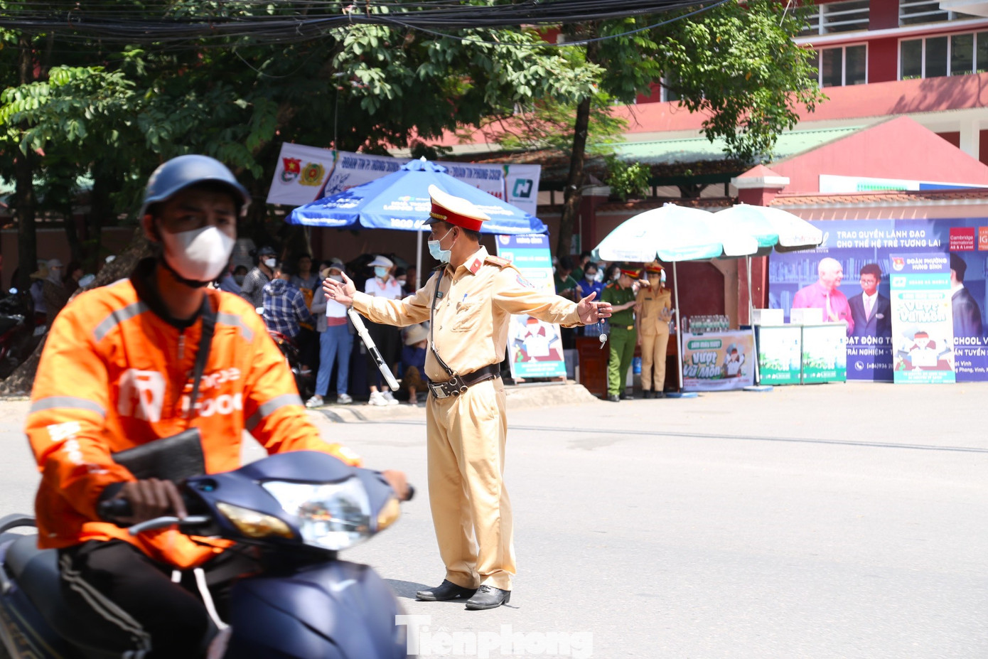 Để kỳ thi diễn ra thuận lợi, hai ngày qua Đội CSGT_TT Công an TP Vinh (Nghệ An) đã huy động toàn bộ lực lượng có mặt tại các điểm thi trên địa bàn thành phố Vinh để hỗ trợ, phân luồng giao thông và tiếp sức thí sinh.