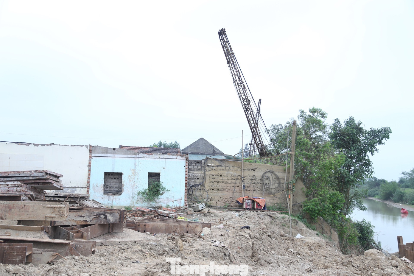 Vướng 480m2 đất bãi cát, nhà xưởng tại Km463+416,175, xóm 6 xã Hưng Đạo.