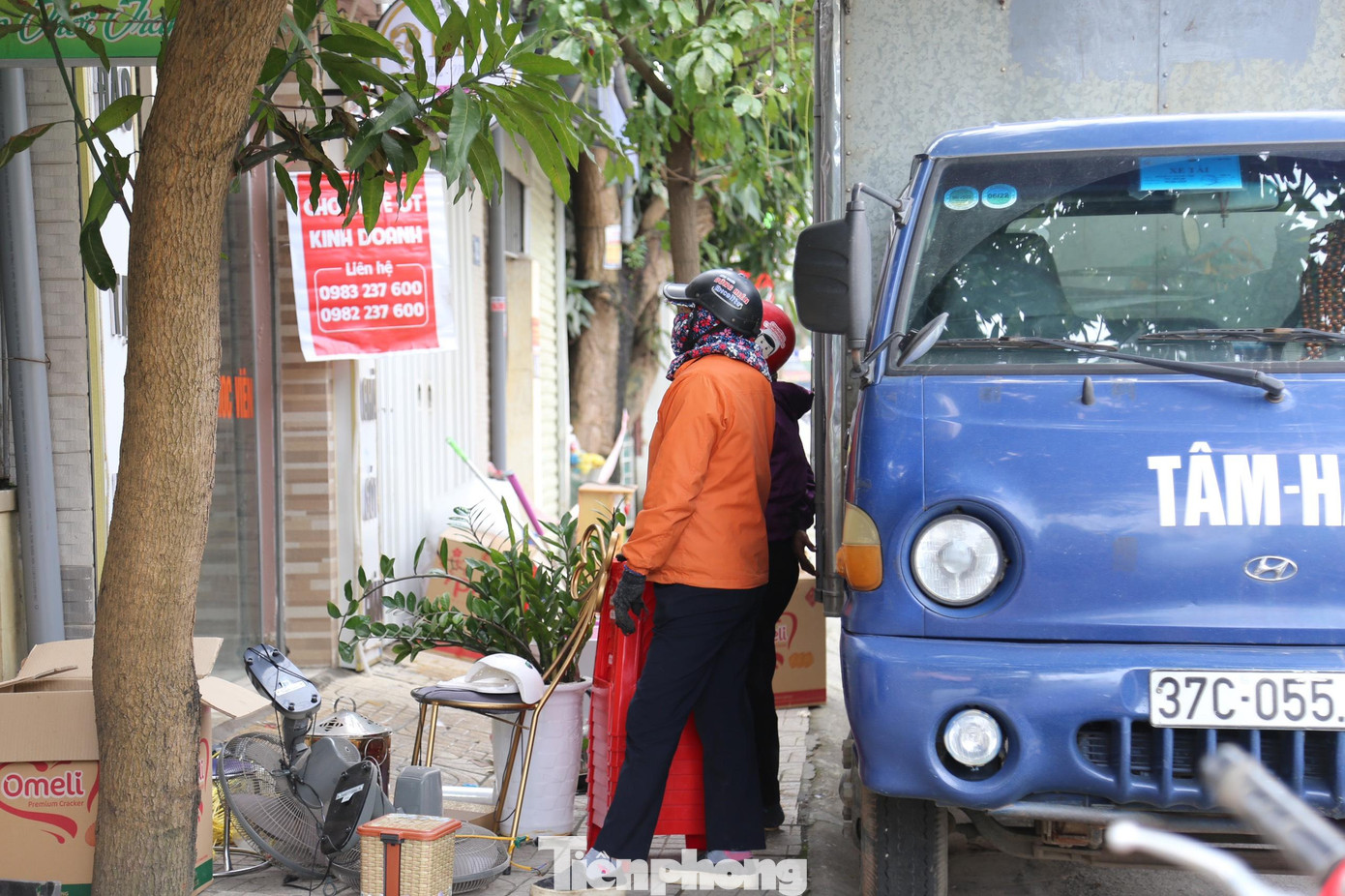 Một ki-ốt đang dọn dẹp trả mặt bằng