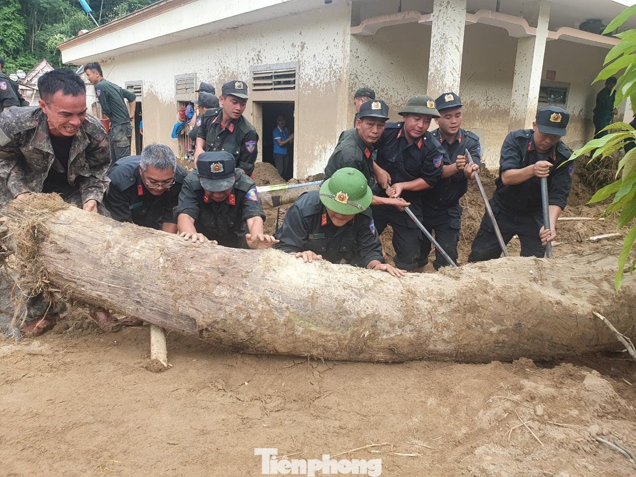 Trận lũ quét kinh hoàng xảy ra trong rạng sáng 2/10 đã làm nhiều người dân ở xã Tà Cạ và thị trấn Mường Xén (huyện Kỳ Sơn, Nghệ An) kiệt quệ. Hàng chục gia đình mất nhà, trắng tay sau lũ. Trận lũ quét kinh hoàng xảy ra trong rạng sáng 2/10 đã làm nhiều người dân ở xã Tà Cạ và thị trấn Mường Xén (huyện Kỳ Sơn, Nghệ An) kiệt quệ. Hàng chục gia đình mất nhà, trắng tay sau lũ.