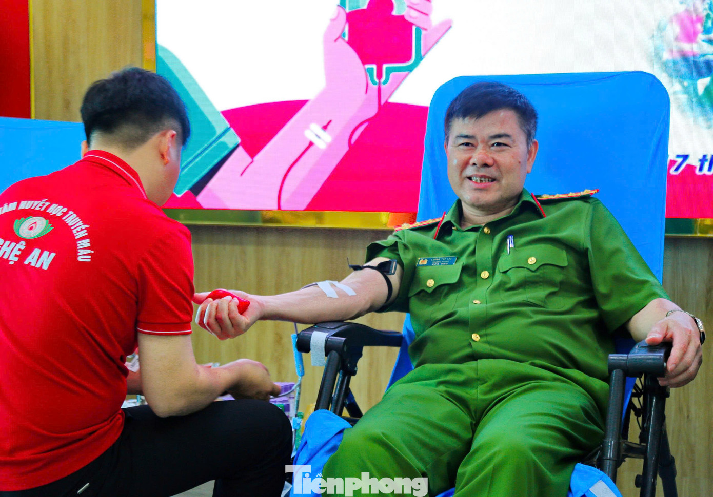 Lãnh đạo Trung tâm Huyết học - Truyền máu Nghệ An cho hay, đây không chỉ là nguồn động viên lớn đối với ngành y tế mà còn mang đến niềm tin và hy vọng sống cho nhiều bệnh nhân, nhất là trong bối cảnh tình trạng khan hiếm máu hiện nay. Sự đồng hành, sẻ chia của các đơn vị không chỉ giúp tháo gỡ khó khăn trước mắt mà còn khơi dậy tinh thần nhân ái, trách nhiệm vì cộng đồng.