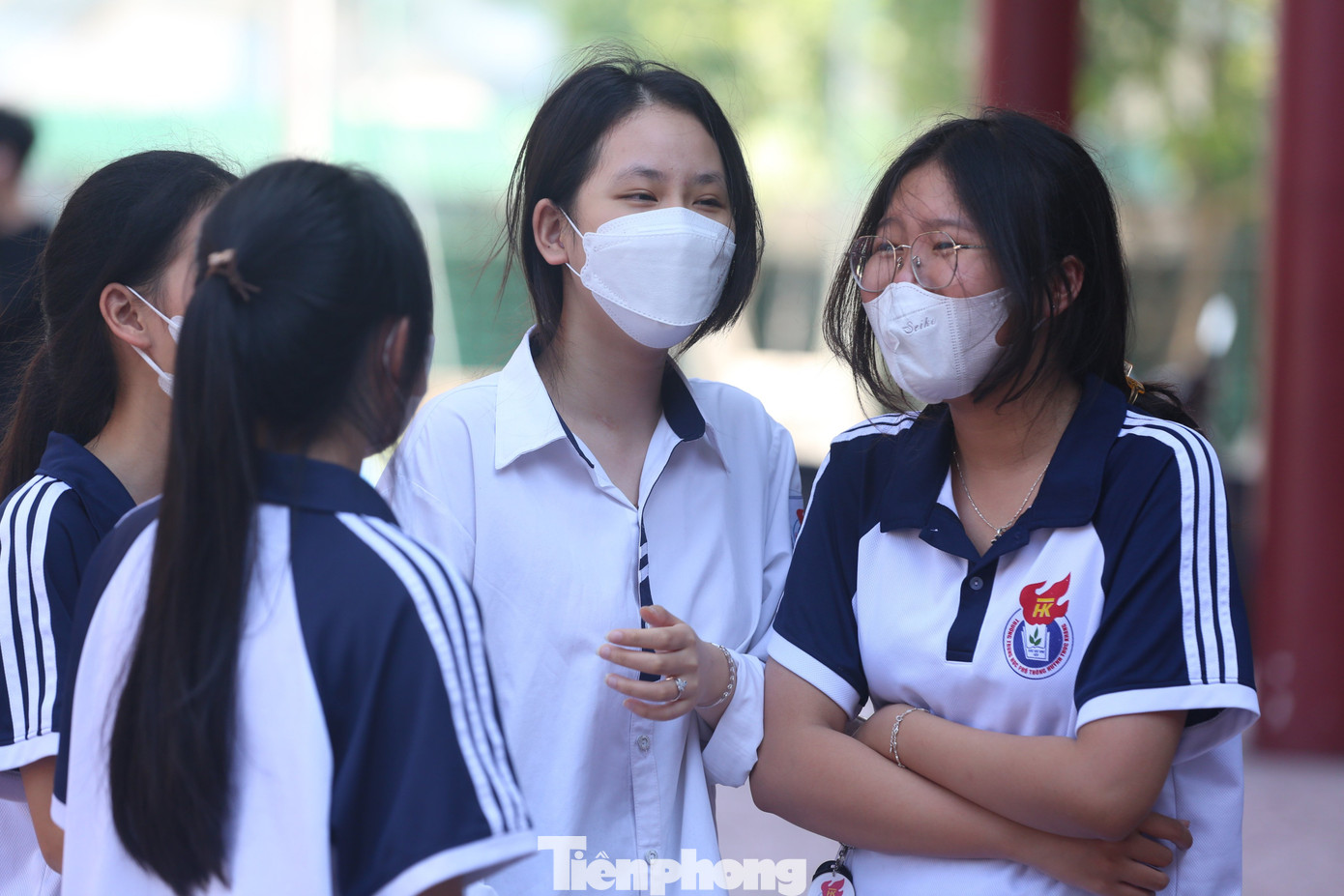 Các học sinh háo hức chuẩn bị tổng duyệt chương trình.