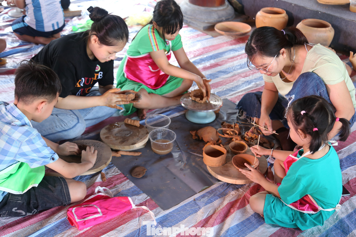 Tự tay thiết kế và làm ra những sản phẩm bằng gốm. Tự tay thiết kế và làm ra những sản phẩm bằng gốm.