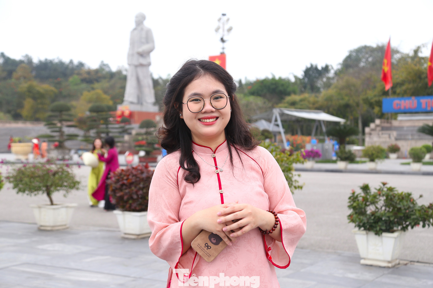 Em Phạm Ngọc Song Quỳnh (SN 2003, sinh viên thực tập tại Viện kiểm sát TP Vinh, Nghệ An) chia sẻ: “Ở bất cứ nơi nào, khi khoác lên mình chiếc áo dài đều có nét đặc trưng riêng của người phụ nữ Việt. Chiếc áo dài tôn lên hình ảnh của người phụ nữ, thướt tha, giản dị nhưng sang trọng, quý phái. Em tự tin khi khoác lên mình bộ áo dài duyên dáng này”.