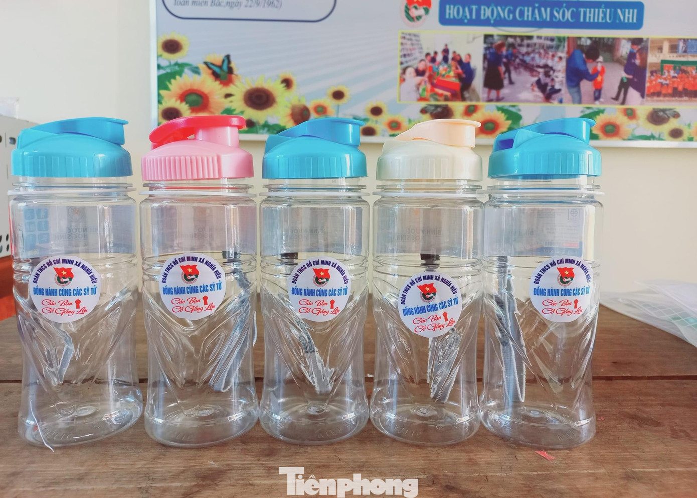 Những chai đựng nước được Đoàn xã Nghĩa Hiếu (huyện Nghĩa Đàn) tặng các sĩ tử.