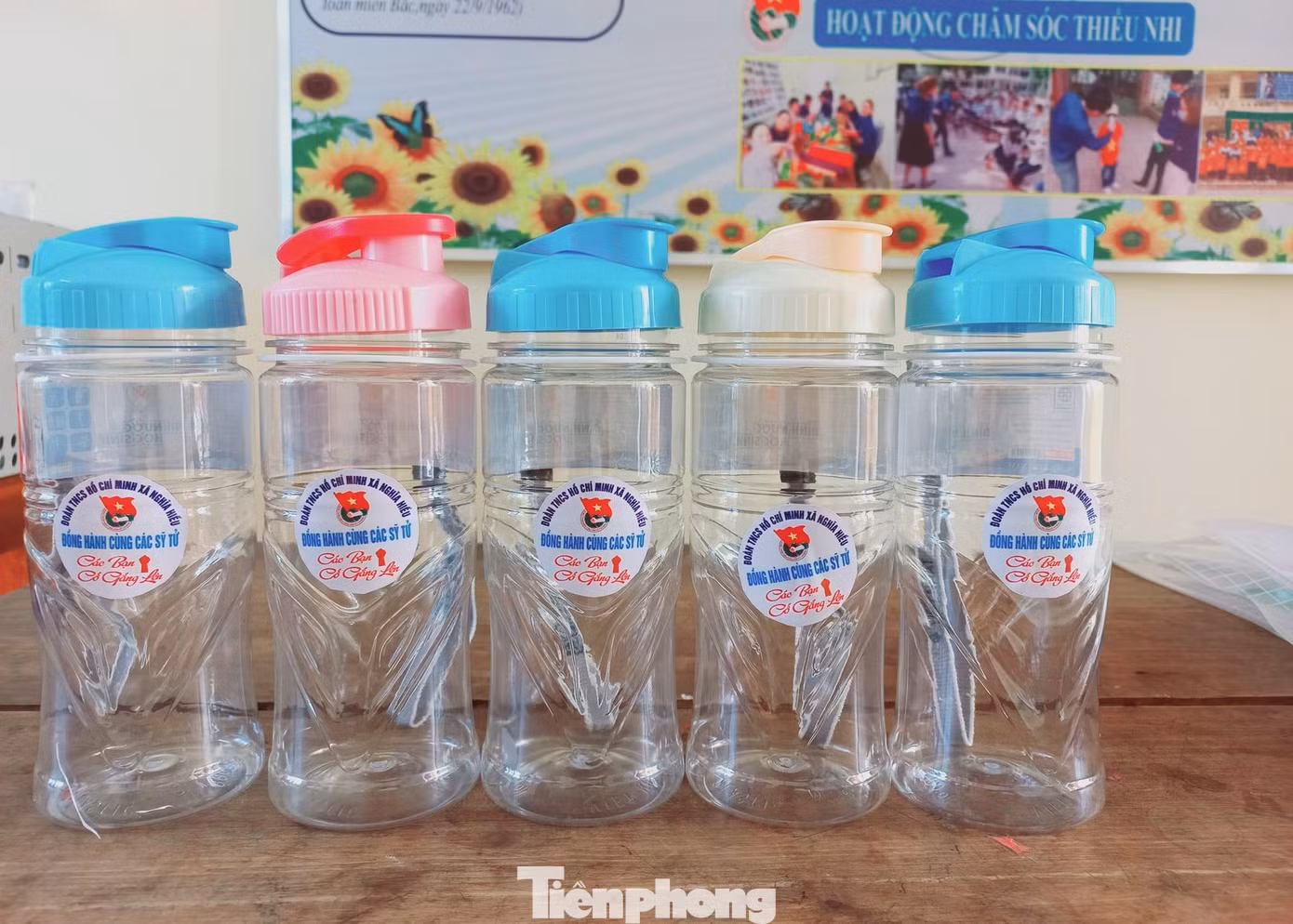 Những chai đựng nước được Đoàn xã Nghĩa Hiếu (huyện Nghĩa Đàn) tặng các sĩ tử.