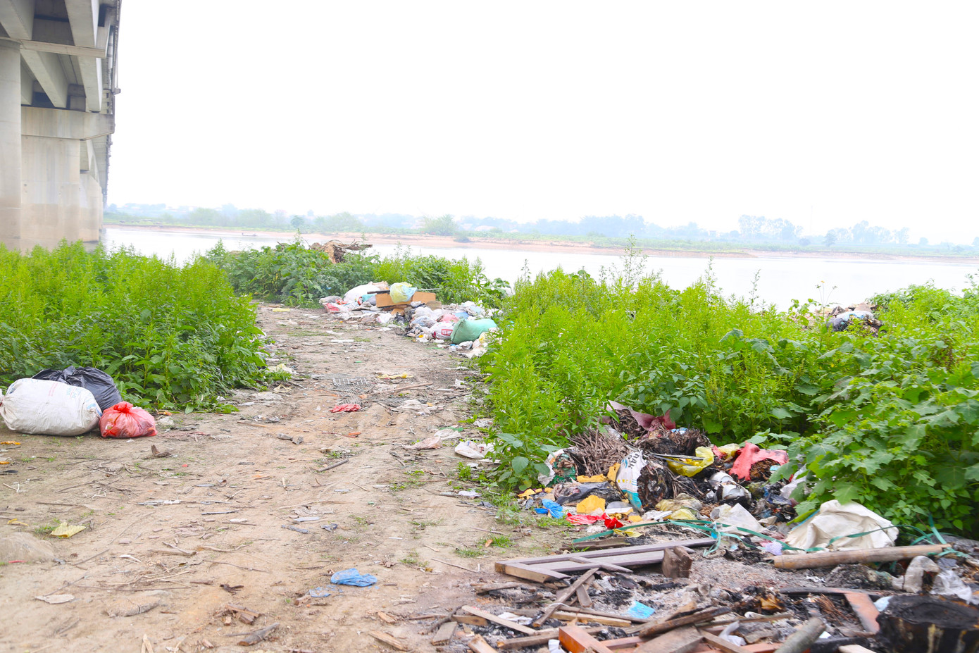 Ghi nhận của PV, dưới cầu Yên Xuân thuộc địa bàn xã Hưng Nguyên Nam (tỉnh Nghệ An) xuất hiện nhiều bãi rác tự phát. Bên cạnh rác thải sinh hoạt, rác thải xây dựng cũng được người dân đổ tràn lan dưới chân cầu.