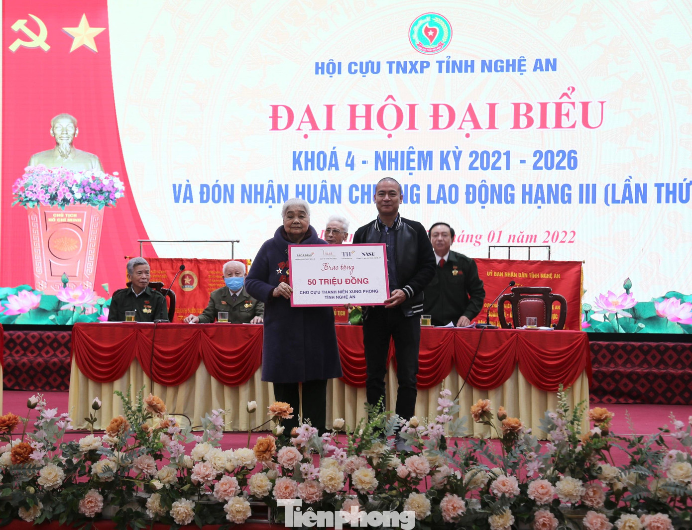 Nhà báo Trần Quang Long - Trưởng ban đại diện báo Tiền Phong tại Nghệ An trao 50 triệu đồng của Quĩ Tầm Vóc Việt, Bắc Á Bank, Tập đoàn TH cho Hội cựu TNXP tỉnh Nghệ An