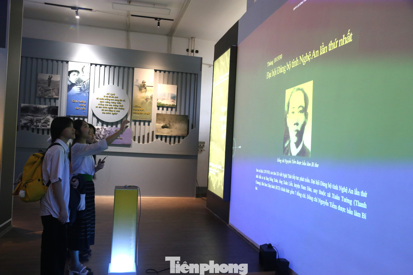 Gian trưng bày “Đất và người Nghệ An” chỉ gói gọn trong diện tích gần 200m2. Không gian nhỏ nhưng chứa đựng ở đó là bề dày lịch sử của mảnh đất Nghệ An với đầy đủ các thông tin, dữ liệu theo nhiều chủ đề khác nhau gồm: Theo dòng lịch sử, Danh lam thắng cảnh, Di sản văn hóa, Ẩm thực, Con người – Danh nhân xứ Nghệ.