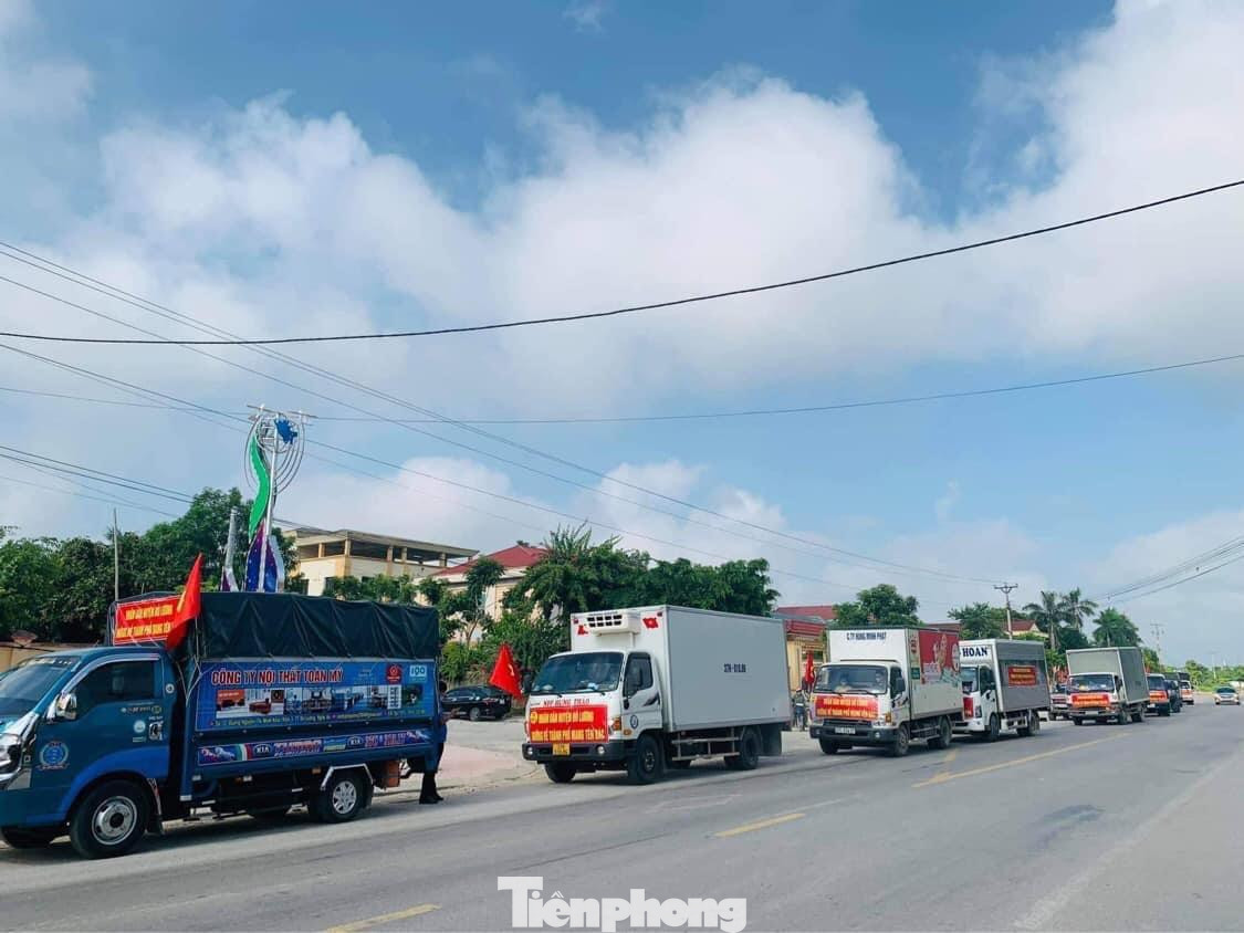 Những chuyến xe nối dài chở nhu yếu phẩm từ huyện Đô Lương xuống tập kết ở TP Vinh để vận chuyển vào TPHCM. Sau 5 ngày phát động, Ủy ban MTTQ Việt Nam tỉnh Nghệ An đã tiếp nhận được hơn 350 tấn nông sản, nhu yếu phẩm, tổng giá trị 8,6 tỷ đồng.