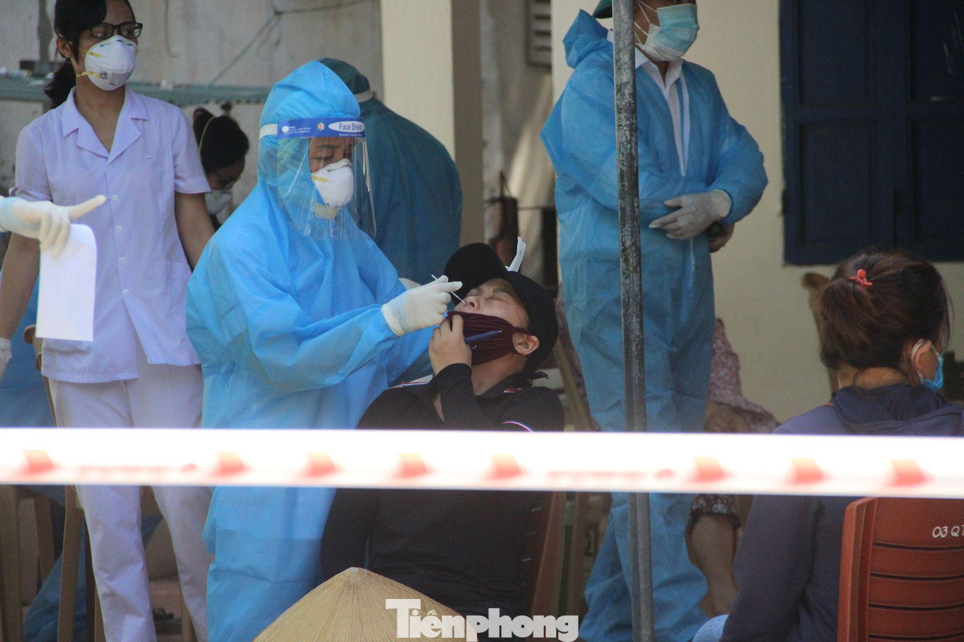 Lấy mẫu xét nghiệm cho các tiểu thương tại chợ Quang Trung Lấy mẫu xét nghiệm cho các tiểu thương tại chợ Quang Trung