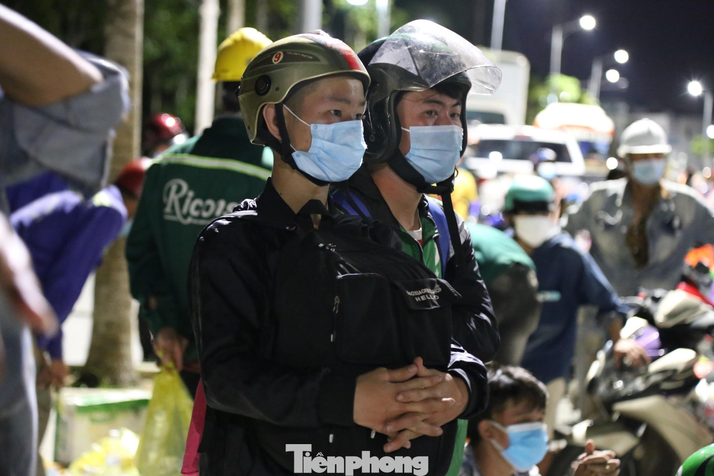 Nôn nao chờ lên xe khách, xe buýt.