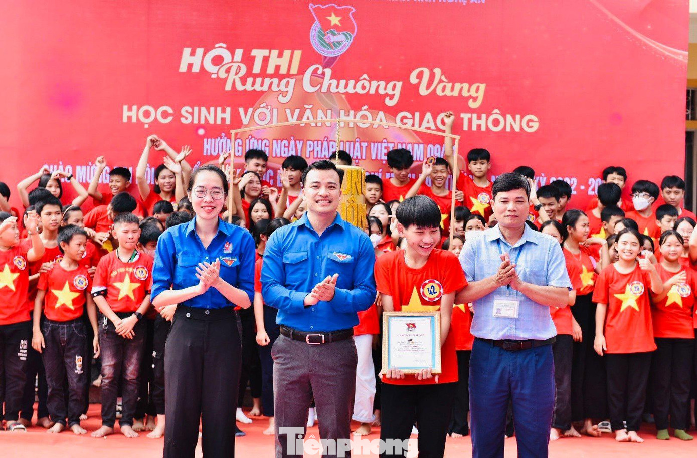Trao giải cho em học sinh đạt giải Nhất cuộc thi Rung chuông vàng "Học sinh với văn hóa giao thông".