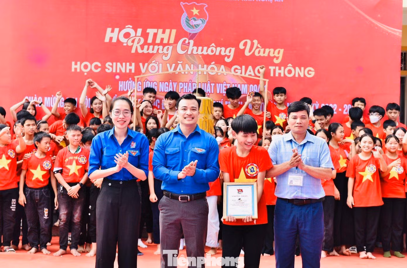 Trao giải cho em học sinh đạt giải Nhất cuộc thi Rung chuông vàng "Học sinh với văn hóa giao thông". Trao giải cho em học sinh đạt giải Nhất cuộc thi Rung chuông vàng "Học sinh với văn hóa giao thông".
