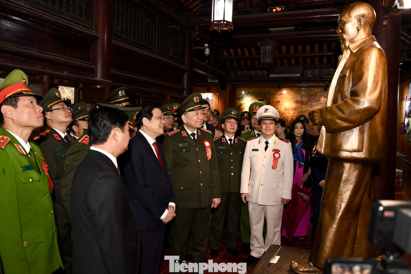 Đoàn đại biểu thăm nhà trưng bày tại Khu di tích Quốc gia đặc biệt Kim Liên.