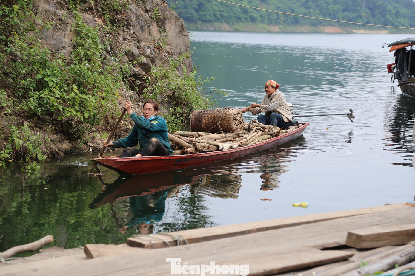 Phương tiện đi lại nơi đây chủ yếu là thuyền, xuồng