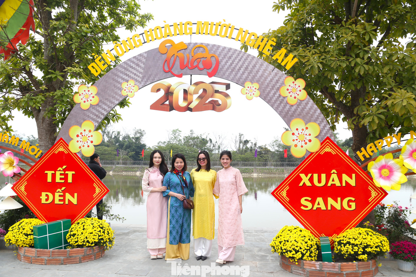 Những ngày đầu Xuân năm mới, xung quanh Đền Ông Hoàng Mười được trang trí nhiều điểm check - in đầy màu sắc, phục vụ người dân và du khách lưu giữ các hình ảnh đẹp khi đến đền. Những ngày đầu Xuân năm mới, xung quanh Đền Ông Hoàng Mười được trang trí nhiều điểm check - in đầy màu sắc, phục vụ người dân và du khách lưu giữ các hình ảnh đẹp khi đến đền.