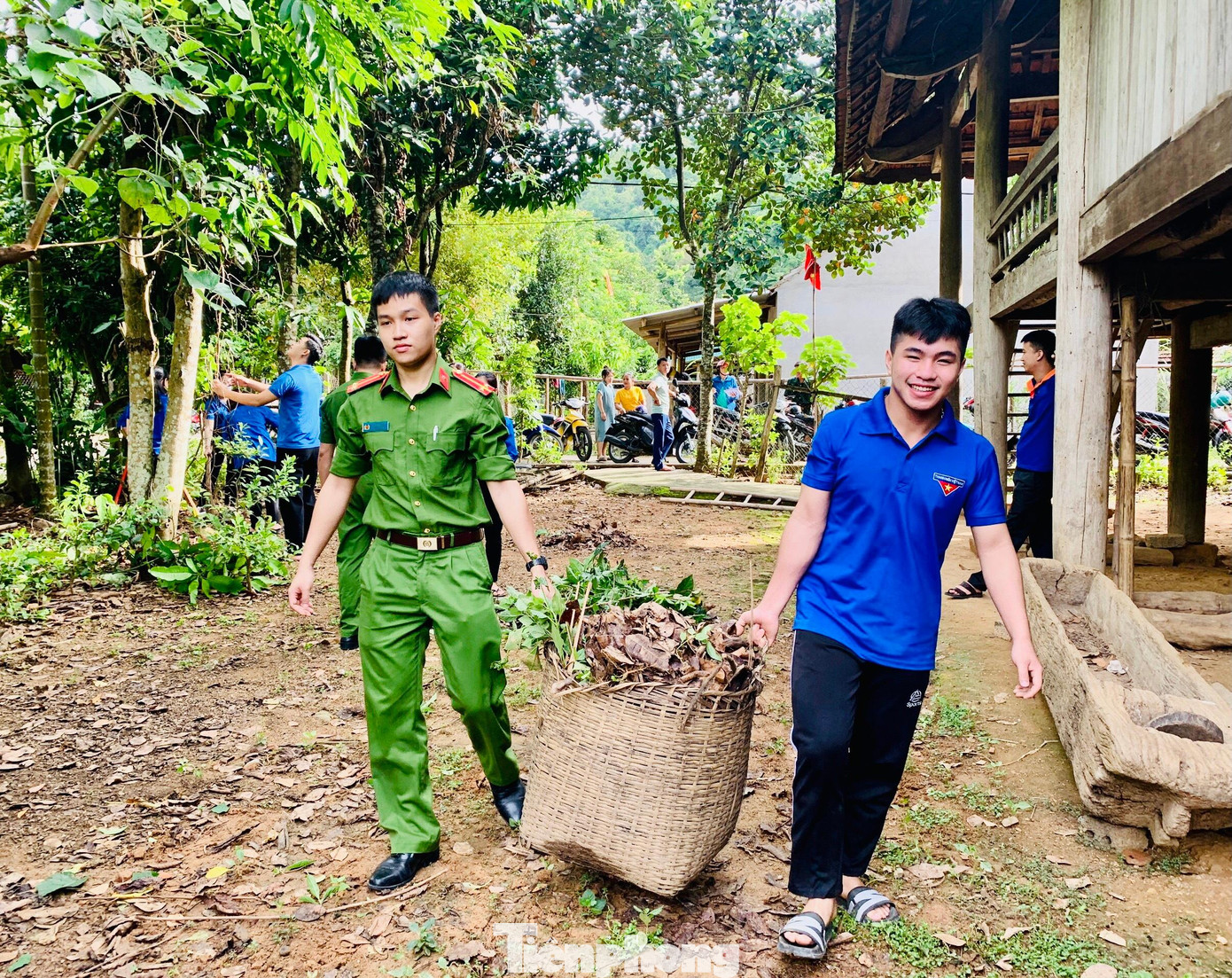 Hoạt động thể hiện vai trò, trách nhiệm, tinh thần xung kích, tình nguyện của tuổi trẻ đối với các gia đình chính sách, có công với cách mạng, thể hiện đạo lý &quot;Uống nước nhớ nguồn&quot;.