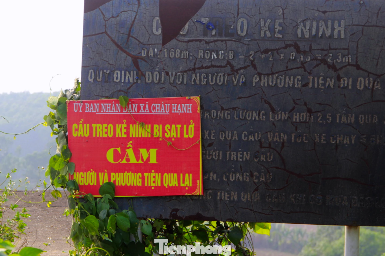 Chính quyền địa phương lập rào chắn, nghiêm cấm người dân qua lại khu vực sập cầu.