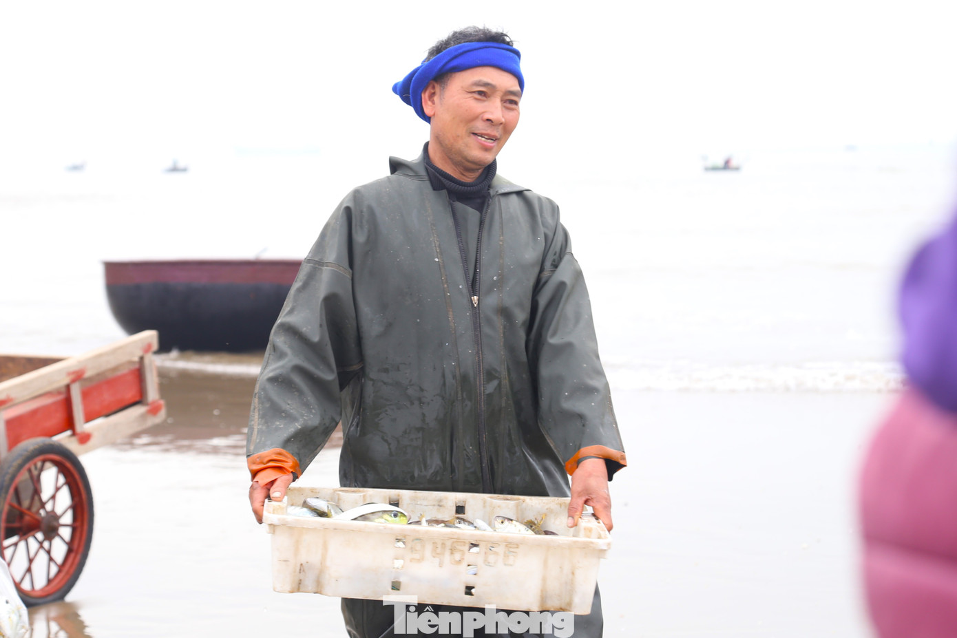 Ngư dân Nguyễn Hữu Sáng (trú phường Thu Thủy, TP Vinh) cho biết, ông đã gắn bó với nghề hơn 20 năm. Nghề đánh bắt bằng thuyền thúng là khá nguy hiểm, vất vả, thu nhập phụ thuộc vào thời tiết và “lộc trời” cho.