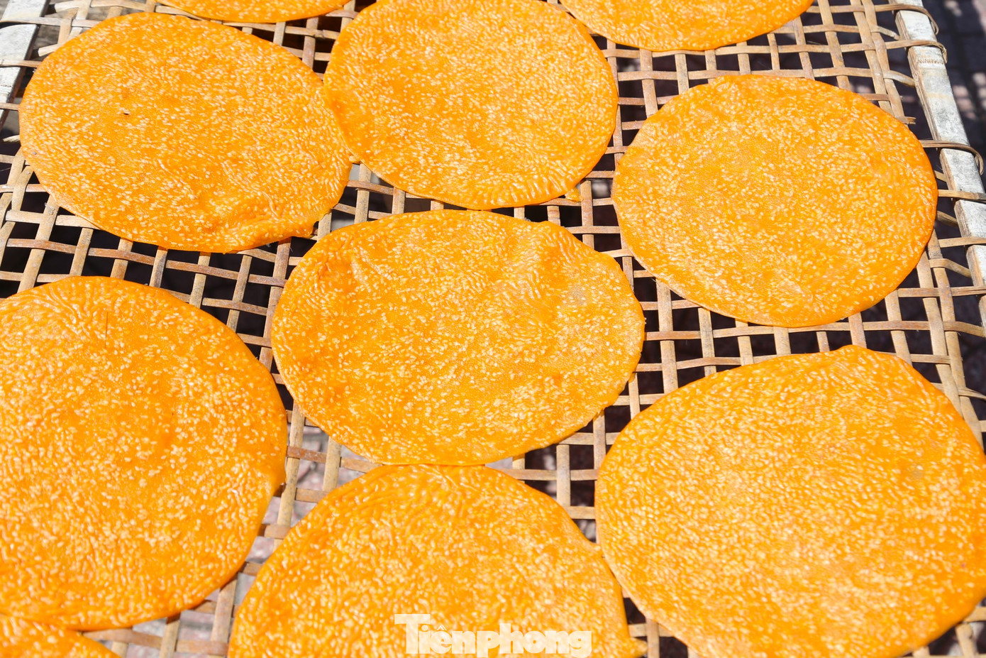 “Bánh đa vừng làm từ gấc, khoai lang tím được làm hoàn toàn từ nguyên liệu tự nhiên nên được thị trường khá ưa chuộng. Thậm chí những người muốn giảm cân thường chọn sản phẩm này để ăn kiêng. Vì vậy sản phẩm này làm ra không lo bị ế”, Nhàn nói. “Bánh đa vừng làm từ gấc, khoai lang tím được làm hoàn toàn từ nguyên liệu tự nhiên nên được thị trường khá ưa chuộng. Thậm chí những người muốn giảm cân thường chọn sản phẩm này để ăn kiêng. Vì vậy sản phẩm này làm ra không lo bị ế”, Nhàn nói.