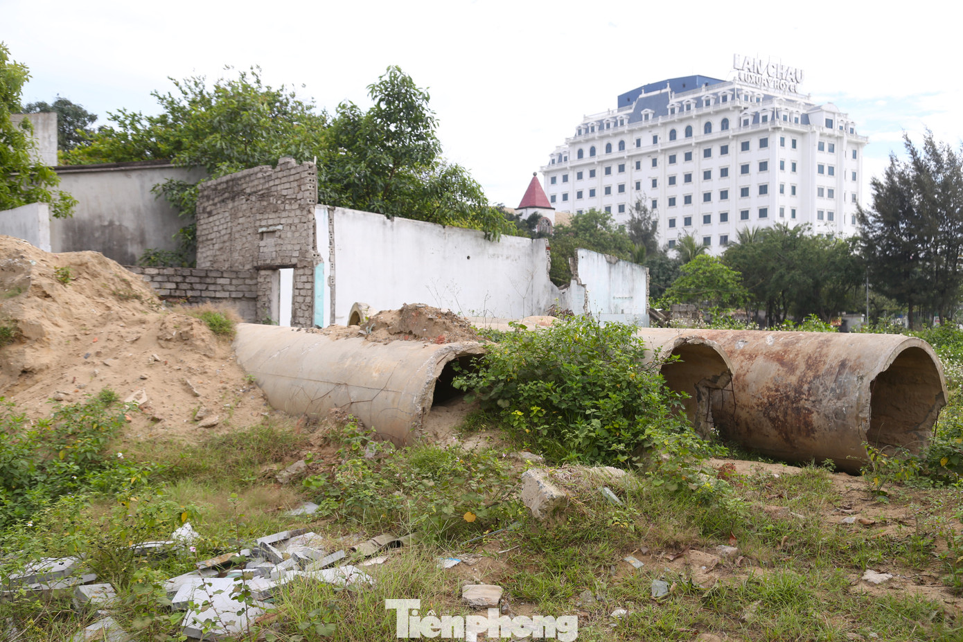 Khung cảnh ngổn ngang...