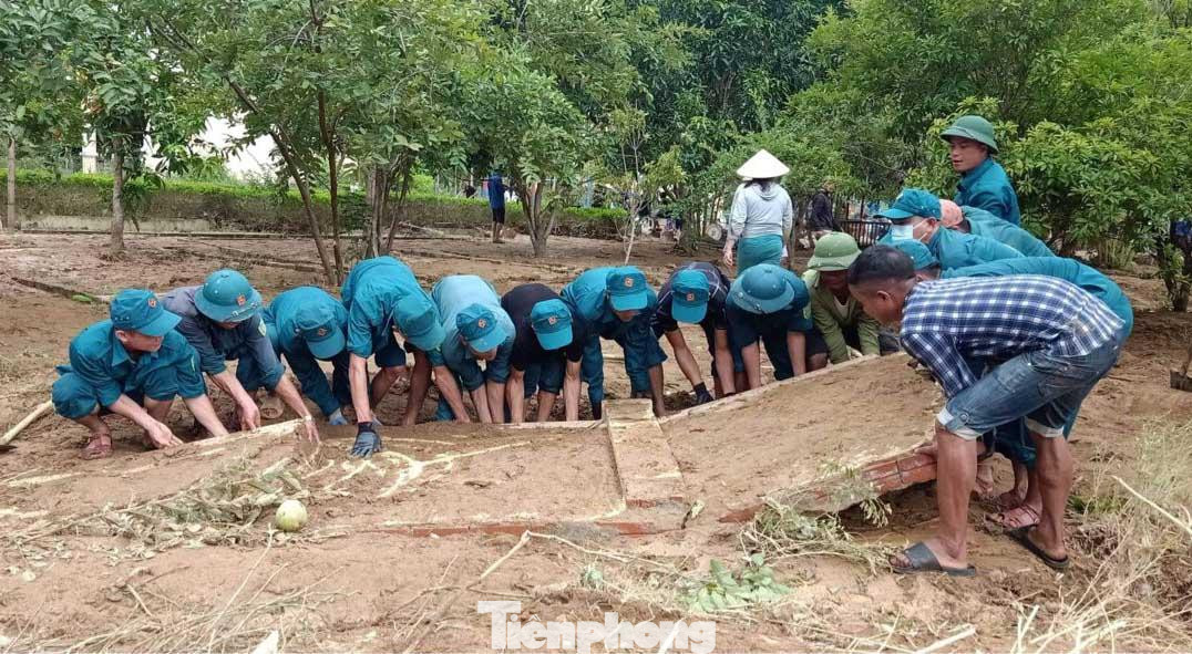 Một tấm bờ tường bị gãy đổ hoàn toàn Một tấm bờ tường bị gãy đổ hoàn toàn