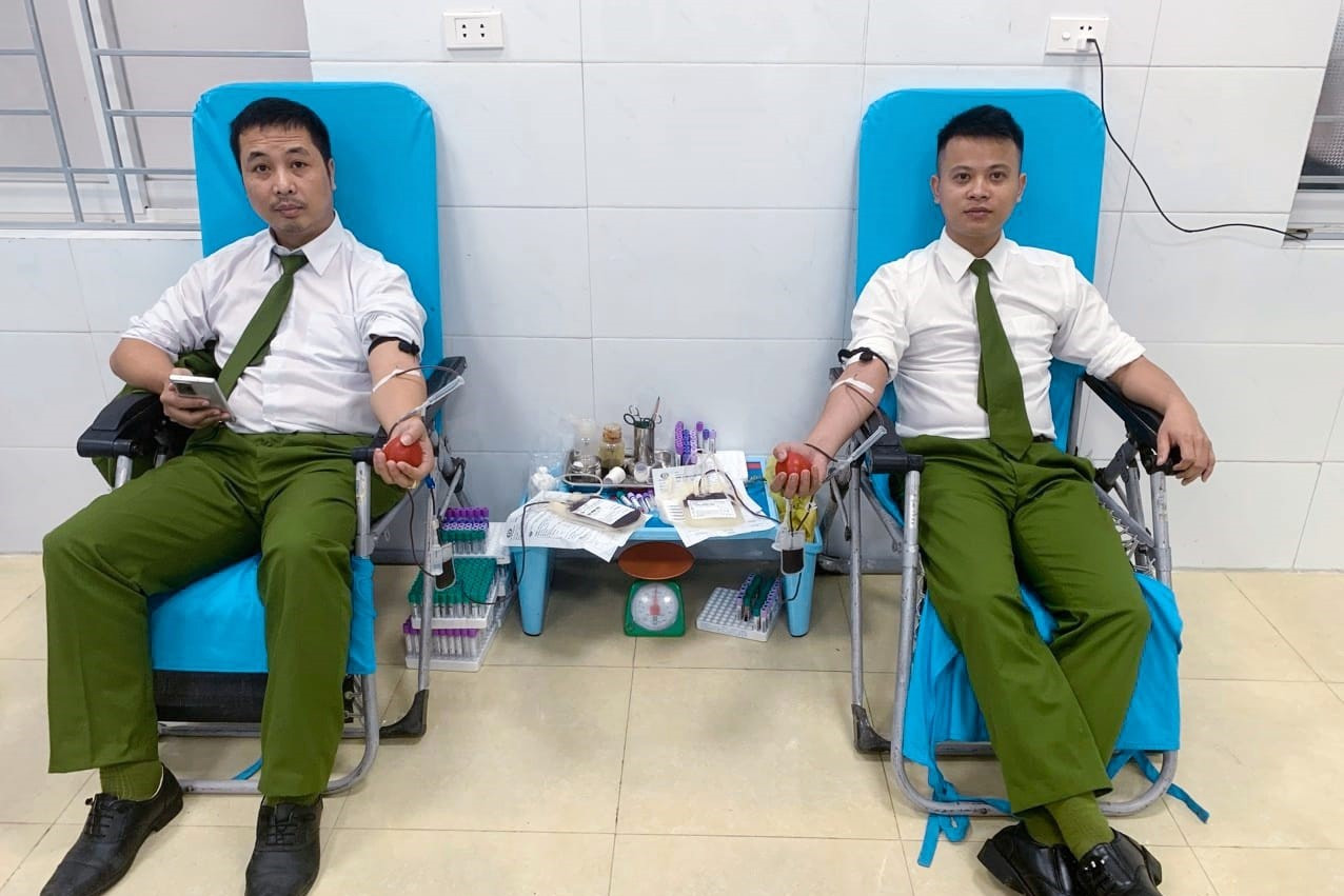 Thiếu tá Nguyễn Duy Hiển và Thượng úy Trần Quốc Tài, cán bộ Phòng Cảnh sát Hình sự, Công an tỉnh Nghệ An hiến máu cứu bệnh nhi 10 tuổi.