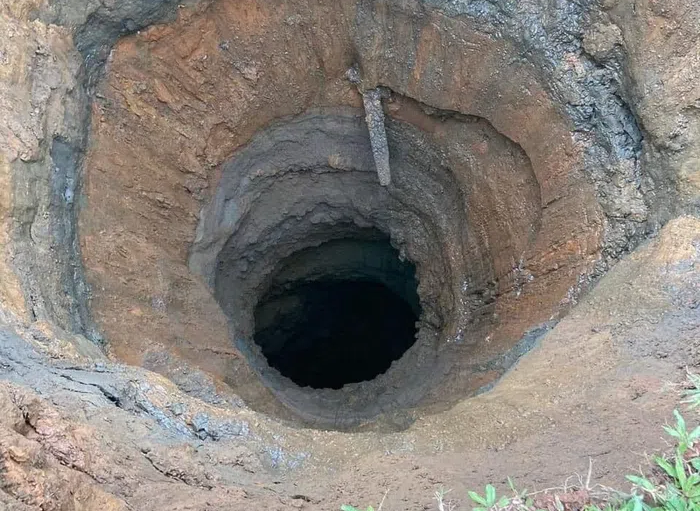 "Hố tử thần" có đường kính 4m, sâu khoảng 20m tại cánh đồng bản Công, xã Châu Hồng xuất hiện chiều 16/5 "Hố tử thần" có đường kính 4m, sâu khoảng 20m tại cánh đồng bản Công, xã Châu Hồng xuất hiện chiều 16/5