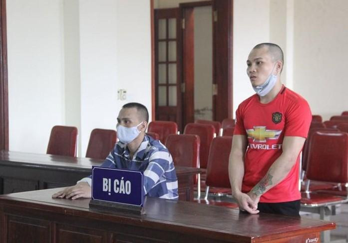 Bị cáo Cụt Văn Dao (áo đỏ) thừa nhận bán em gái 13 tuổi sáng Trung Quốc vì tiền