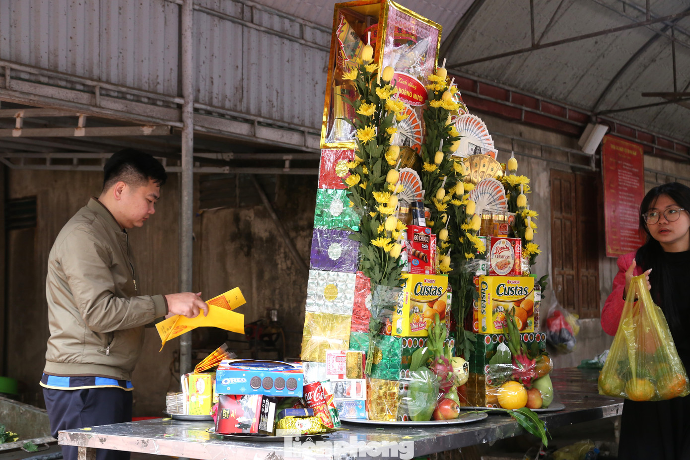 Nhiều dịch vụ như sắp mâm lễ, vận chuyển lễ vào đền được các cửa hàng xung quanh mở ra để phục vụ du khách. Những mâm lễ cúng có giá từ 300.000- 500.000 đồng. Có những mâm lễ lớn với nhiều thỏi vàng giá cả triệu đồng nhưng vẫn hút du khách mua để dâng lễ. Nhiều dịch vụ như sắp mâm lễ, vận chuyển lễ vào đền được các cửa hàng xung quanh mở ra để phục vụ du khách. Những mâm lễ cúng có giá từ 300.000- 500.000 đồng. Có những mâm lễ lớn với nhiều thỏi vàng giá cả triệu đồng nhưng vẫn hút du khách mua để dâng lễ.