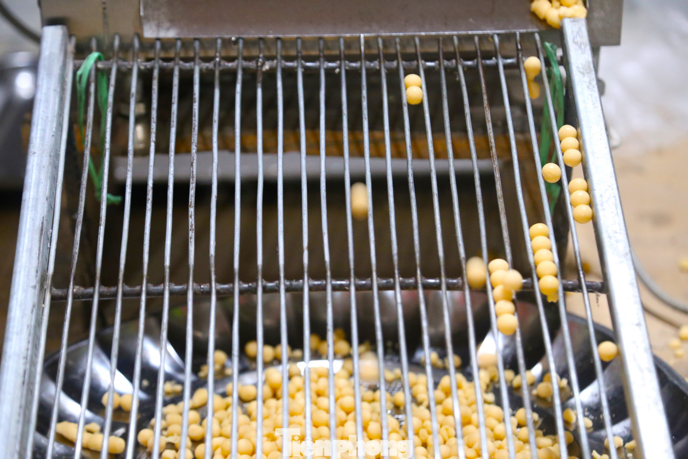 Theo bà Hoa, bí quyết để bánh cà Làng Nam có hương vị riêng nằm ở khâu chọn nguyên liệu và kỹ thuật pha trộn. Nếp được sử dụng để làm bánh phải là nếp ta, đảm bảo độ dẻo và xay thật mịn. Mỗi kg bột nếp trộn với 12 - 13 quả trứng gà. Để có những viên bánh nhỏ có vị giòn tan, bột phải được nhồi kỹ đến độ mềm, mịn, không được khô nhưng cũng không được quá nhão. Theo bà Hoa, bí quyết để bánh cà Làng Nam có hương vị riêng nằm ở khâu chọn nguyên liệu và kỹ thuật pha trộn. Nếp được sử dụng để làm bánh phải là nếp ta, đảm bảo độ dẻo và xay thật mịn. Mỗi kg bột nếp trộn với 12 - 13 quả trứng gà. Để có những viên bánh nhỏ có vị giòn tan, bột phải được nhồi kỹ đến độ mềm, mịn, không được khô nhưng cũng không được quá nhão.