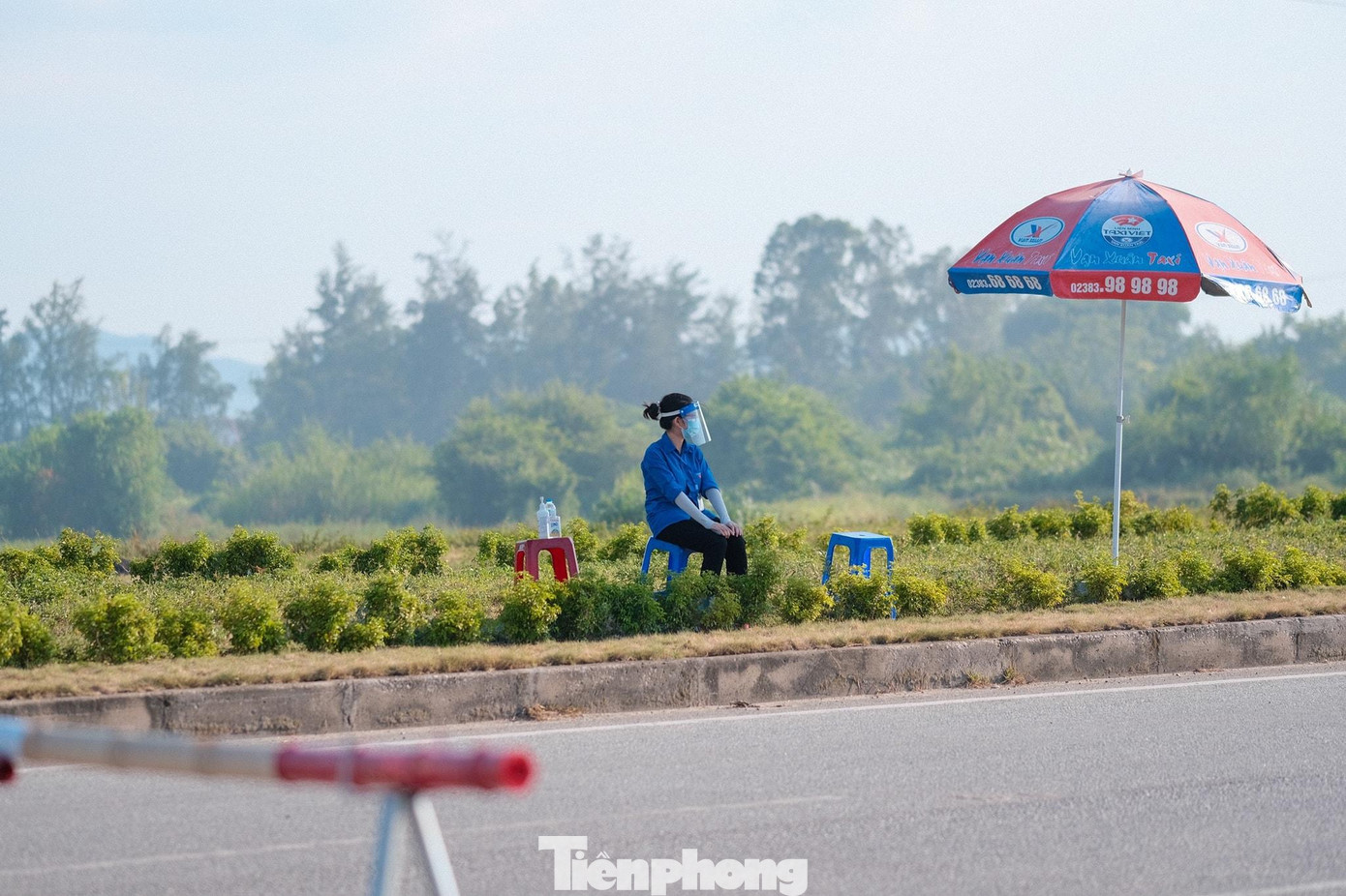 Nhận định được mức độ nguy hiểm và lây lan nhanh của dịch COVID-19, các bạn trẻ luôn chủ động trang bị đầy đủ khẩu trang, kính chắn giọt bắn, và hạn chế tiếp xúc gần.