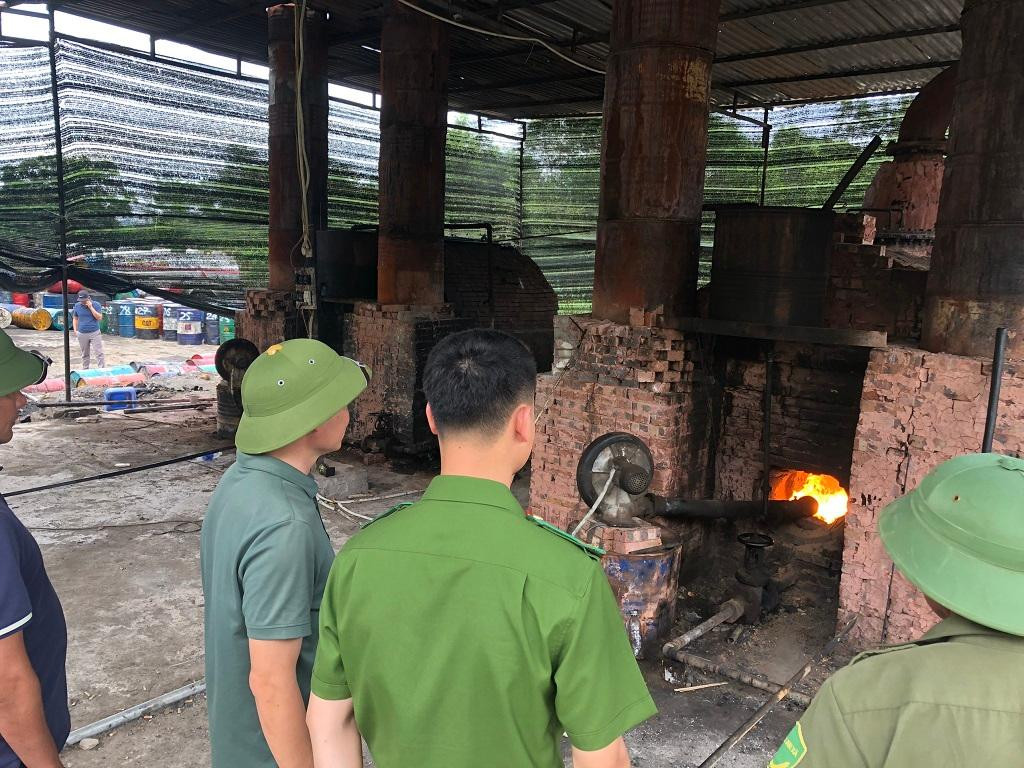 Số dầu thải sau khi mua về sẽ được nấu, chưng cất thành dầu thành phẩm.