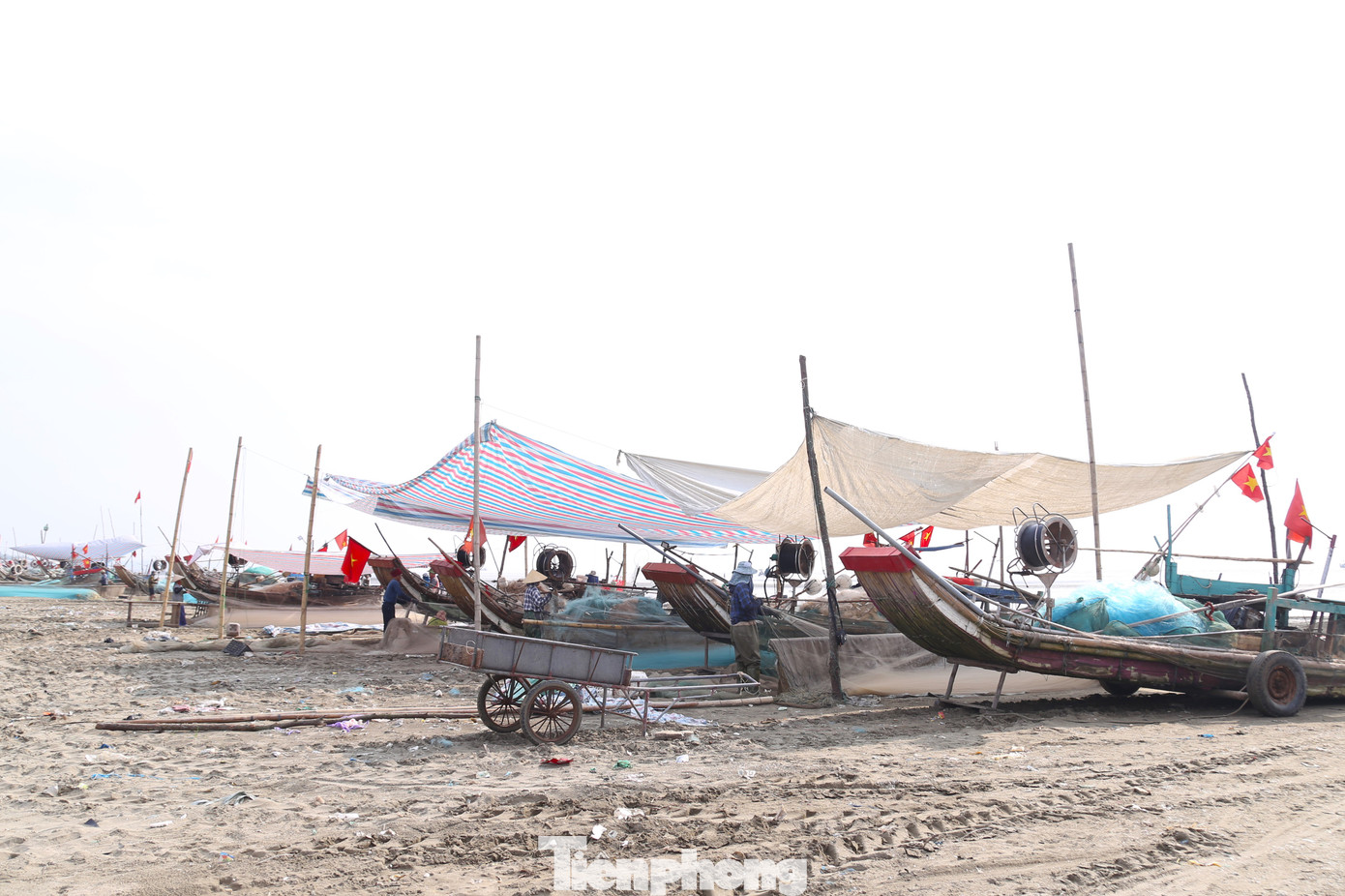 Những ngày qua, thời tiết dao động từ 36-38 độ C khiến các ngư dân phải căng bạt để chống nắng.