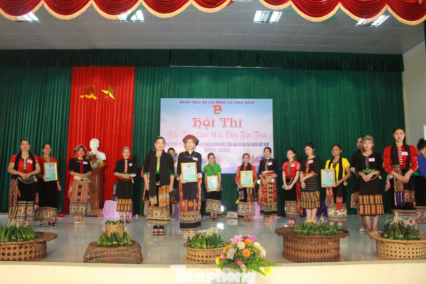 Trao giải cho các đội thi