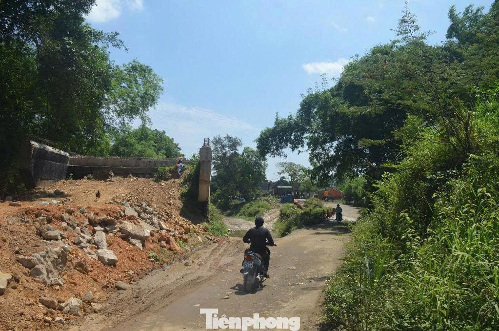 Lan can đổ nghiêng, thanh sắt bị cong, các ván sắt phát ra tiếng động rất lớn mỗi khi có phương tiện di chuyển qua.