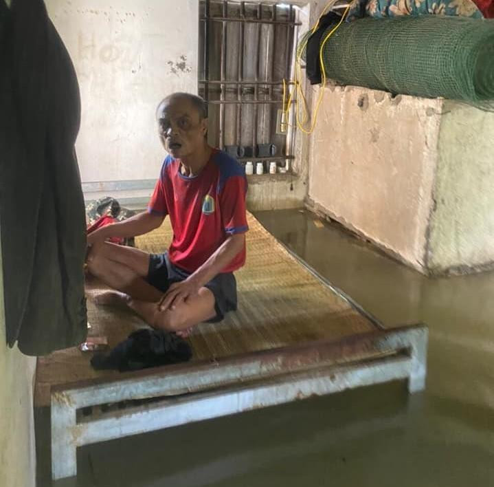 Đến sáng 27/9, nước vẫn ngập sâu trong nhà dân và rút rất chậm Đến sáng 27/9, nước vẫn ngập sâu trong nhà dân và rút rất chậm